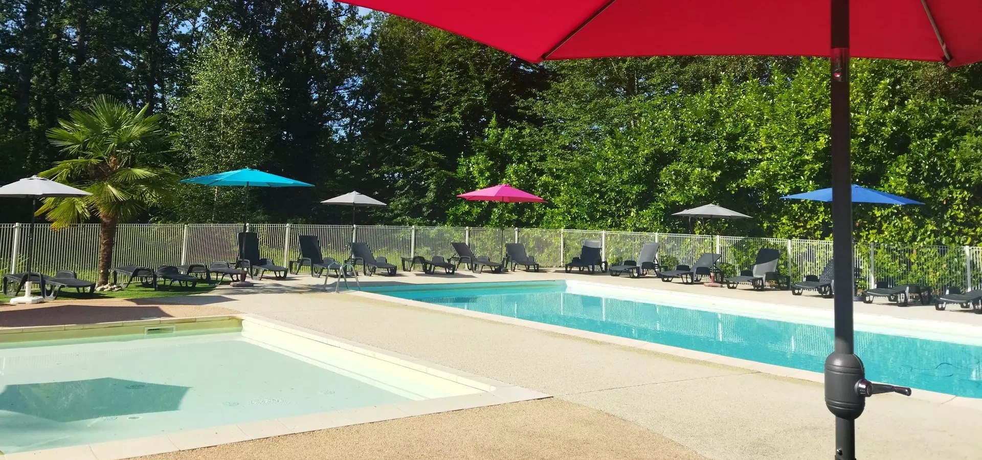 Camping Les Rives du Lac Cantalès  est familial orienté nature, découverte, sport et détente, qui s’étend sur la presqu’île d’Espinet au sein de la commune de SAINT GÉRONS.