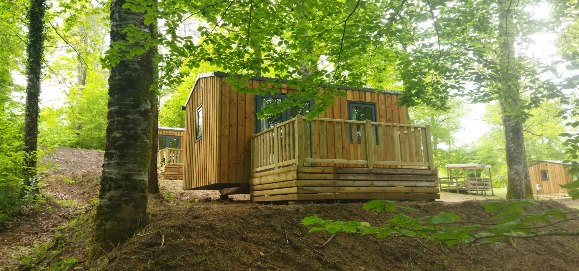 Mobil-home moderne et spacieux dans le Cantal en Auvergne : confort et détente pour toute la famille