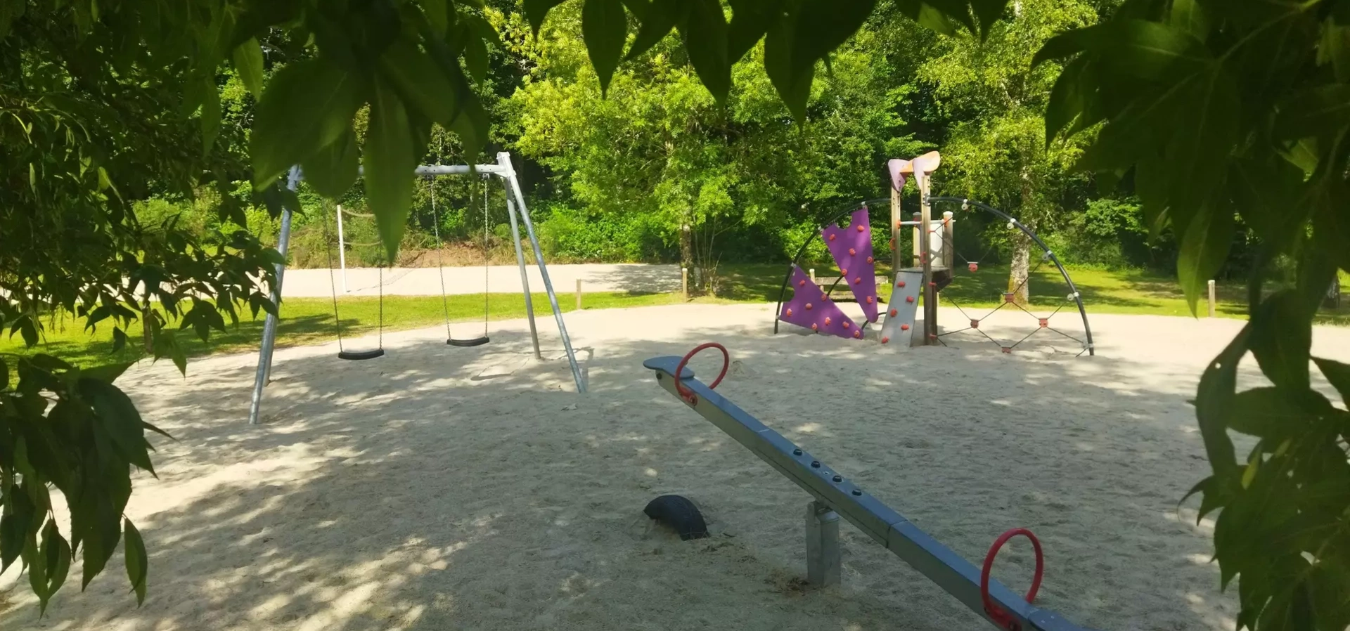 Camping Les Rives du Lac Cantalès  est familial orienté nature, découverte, sport et détente, qui s’étend sur la presqu’île d’Espinet au sein de la commune de SAINT GÉRONS.